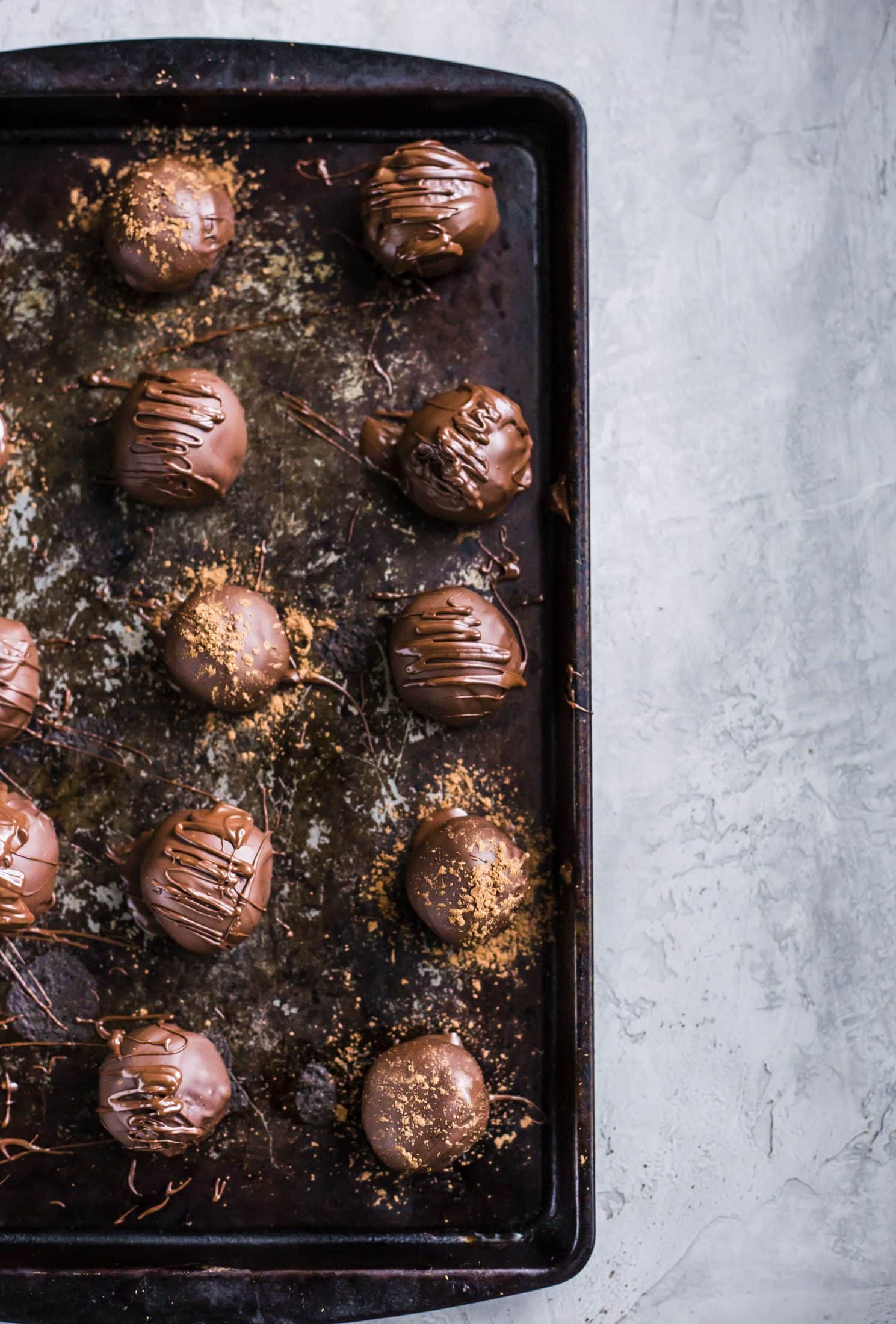 The easiest oreo ball recipe ever! I love oreo balls. One package of oreos and one block of cream cheese come together to create quick and easy truffles! I howsweeteats.com #oreo #balls