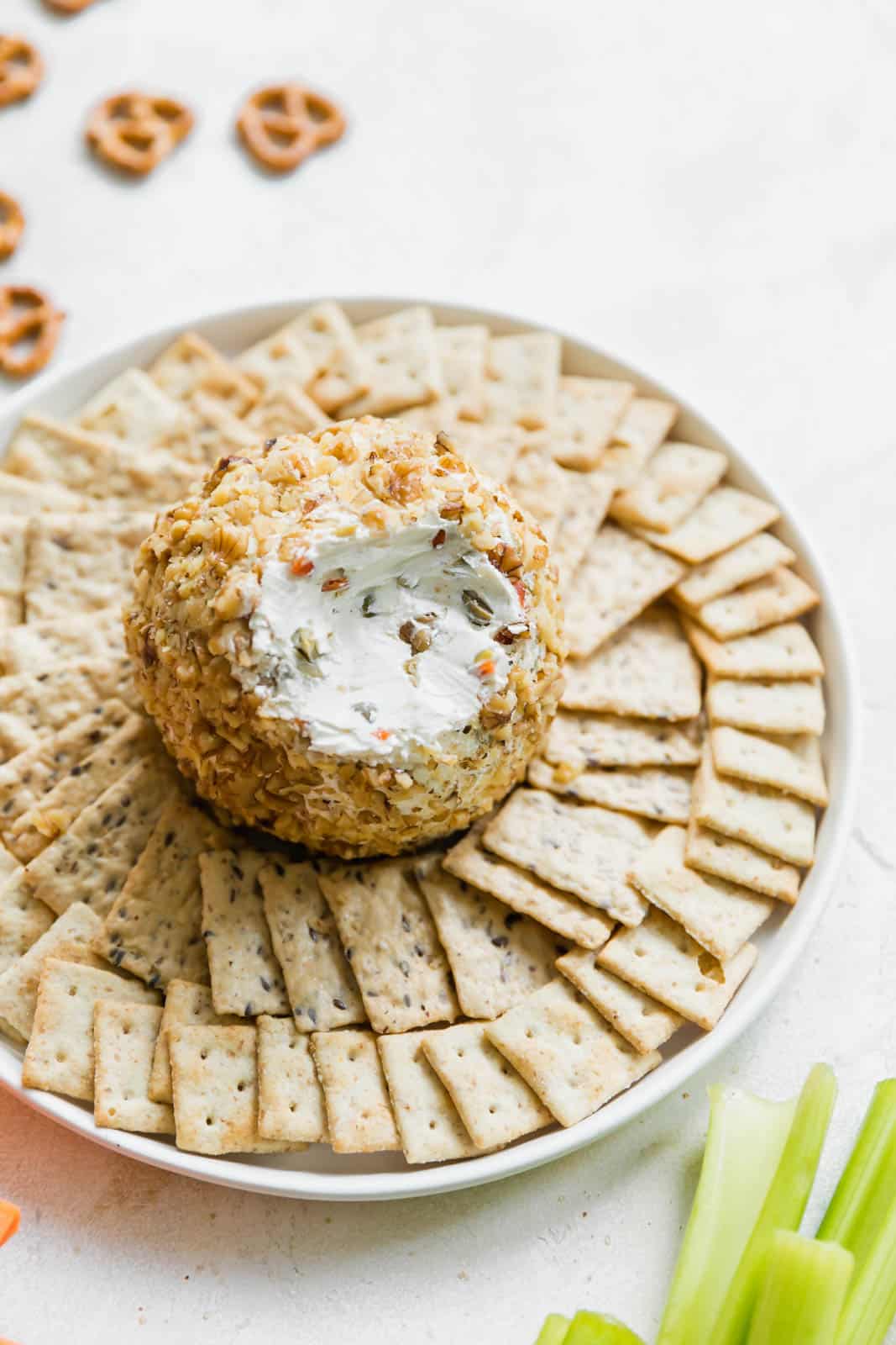 easy cheeseball recipe I howsweeteats.com #cheeseball #holidays #christmas #appetizer