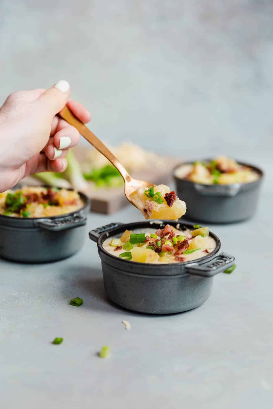 loaded baked potato soup I howsweeteats.com
