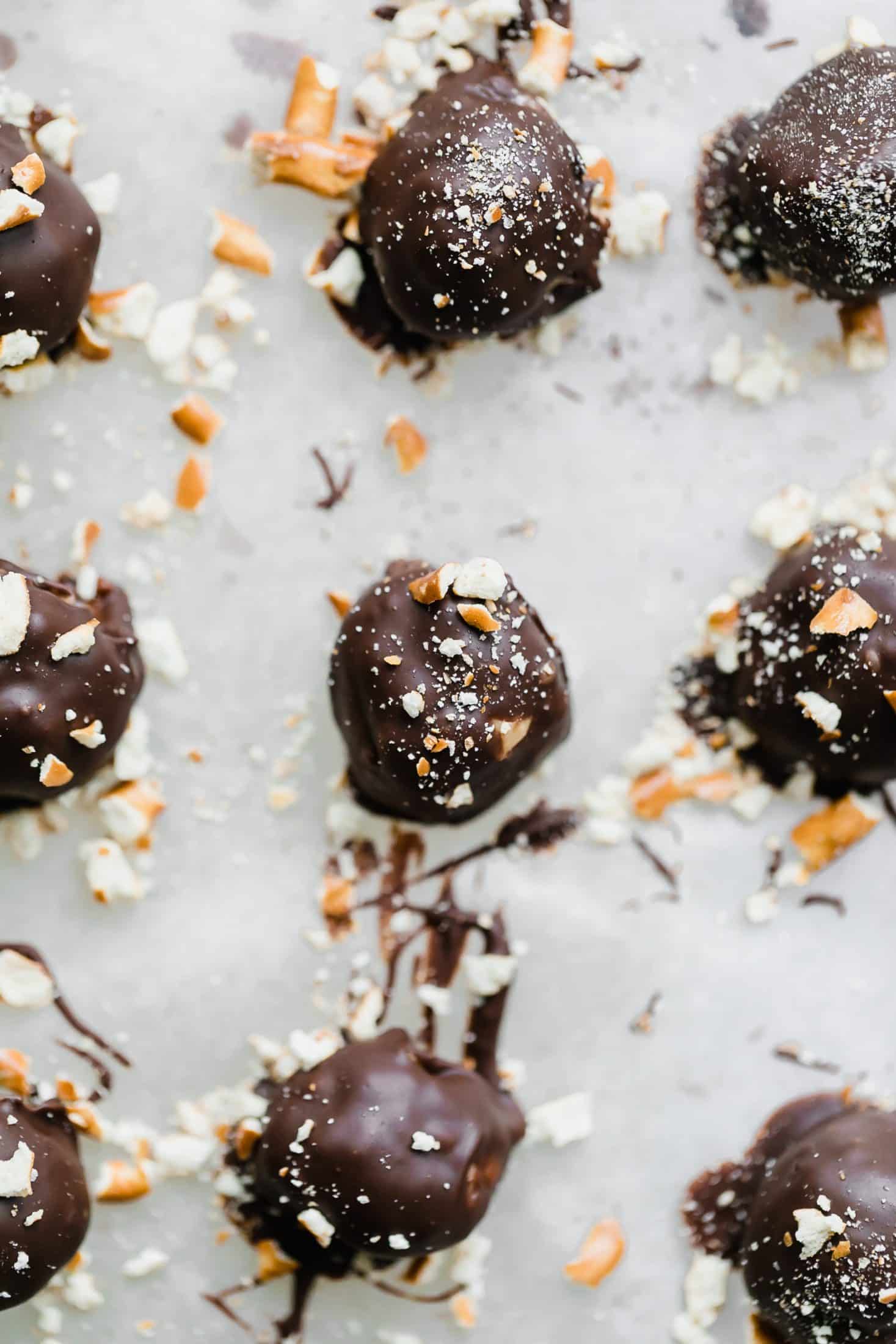 peanut butter pretzel truffles I howsweeteats.com #peanutbutter #chocolate #truffles #pretzel