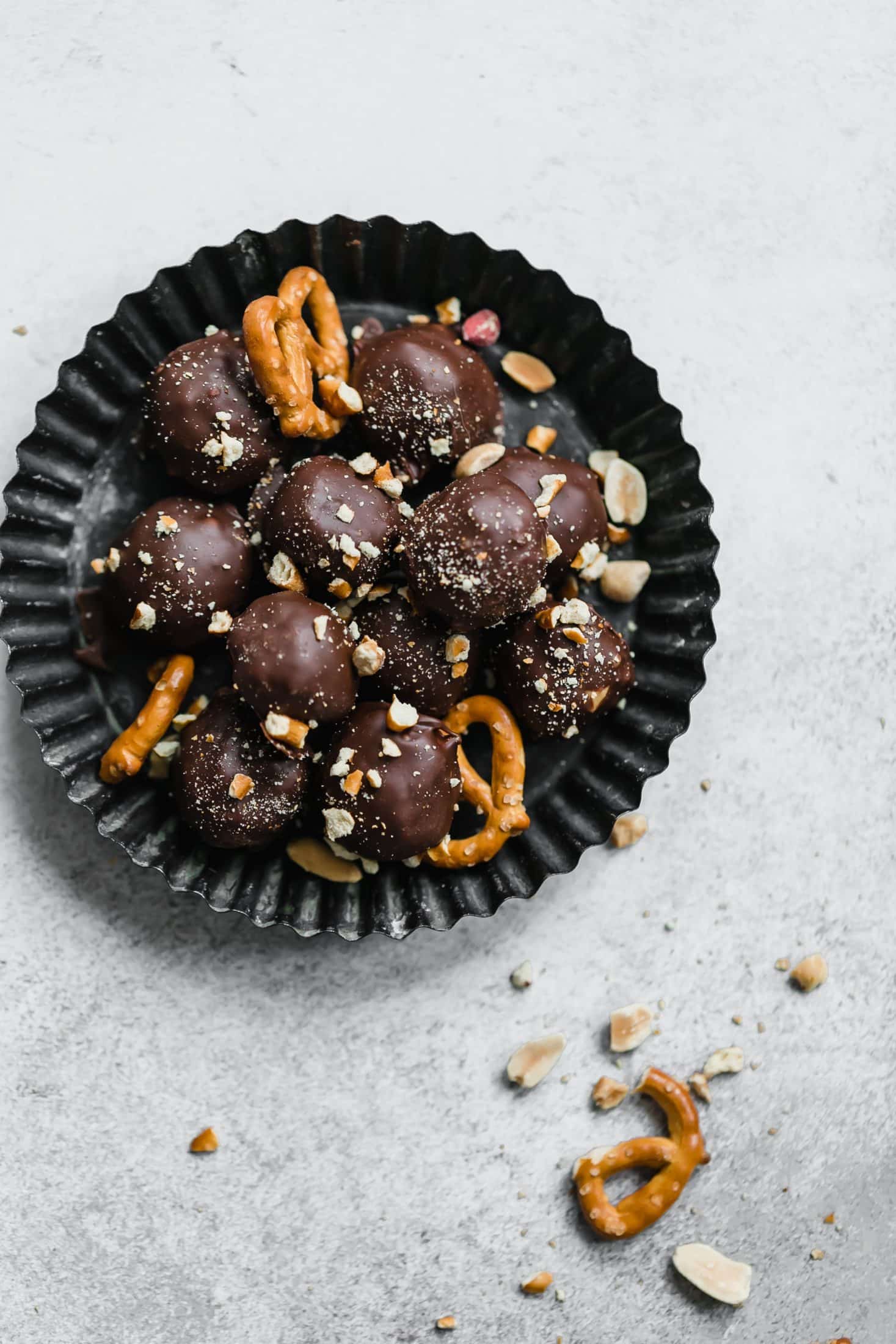 peanut butter pretzel truffles I howsweeteats.com #peanutbutter #chocolate #truffles #pretzel