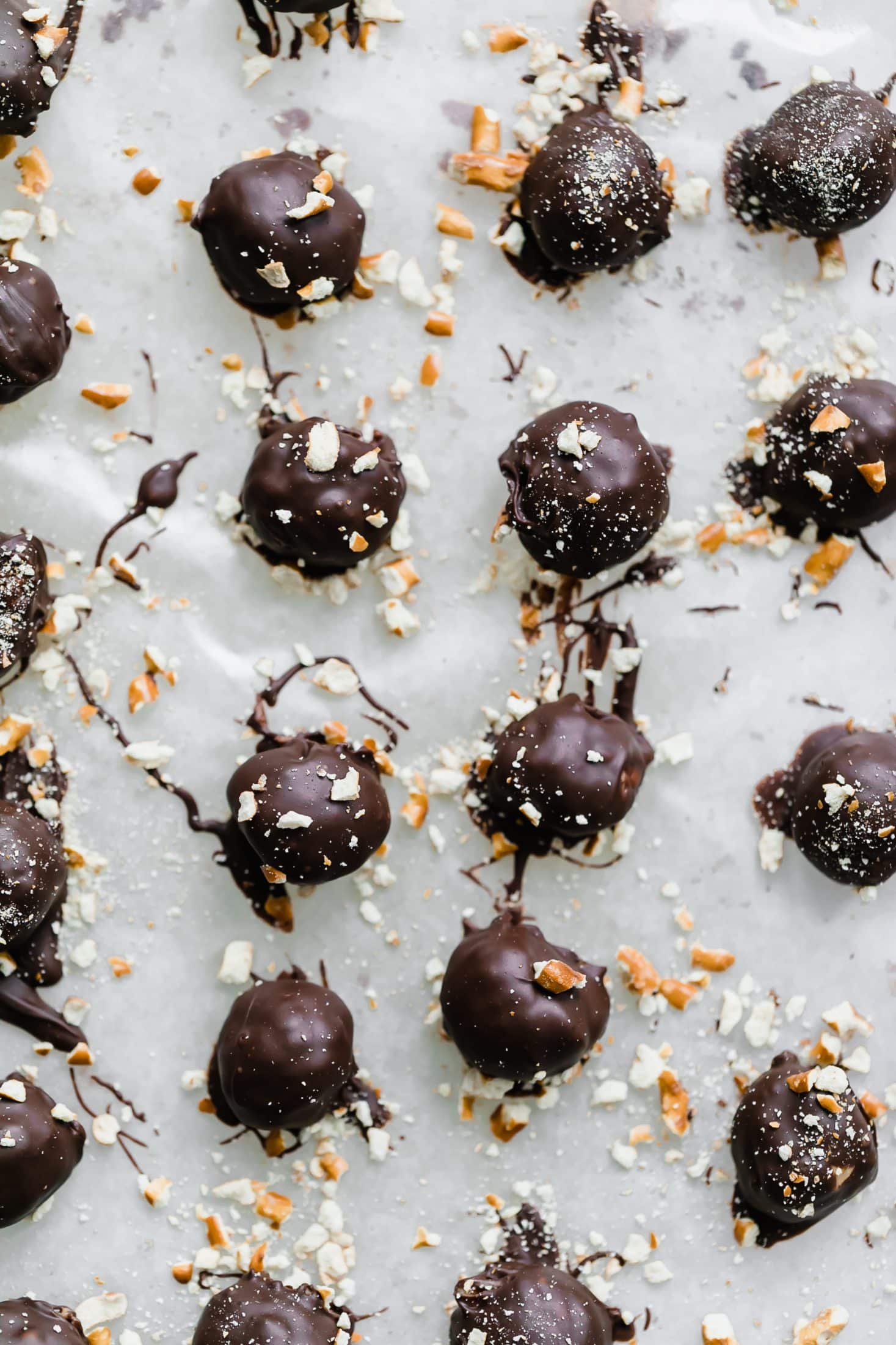 peanut butter pretzel truffles I howsweeteats.com #peanutbutter #chocolate #truffles #pretzel