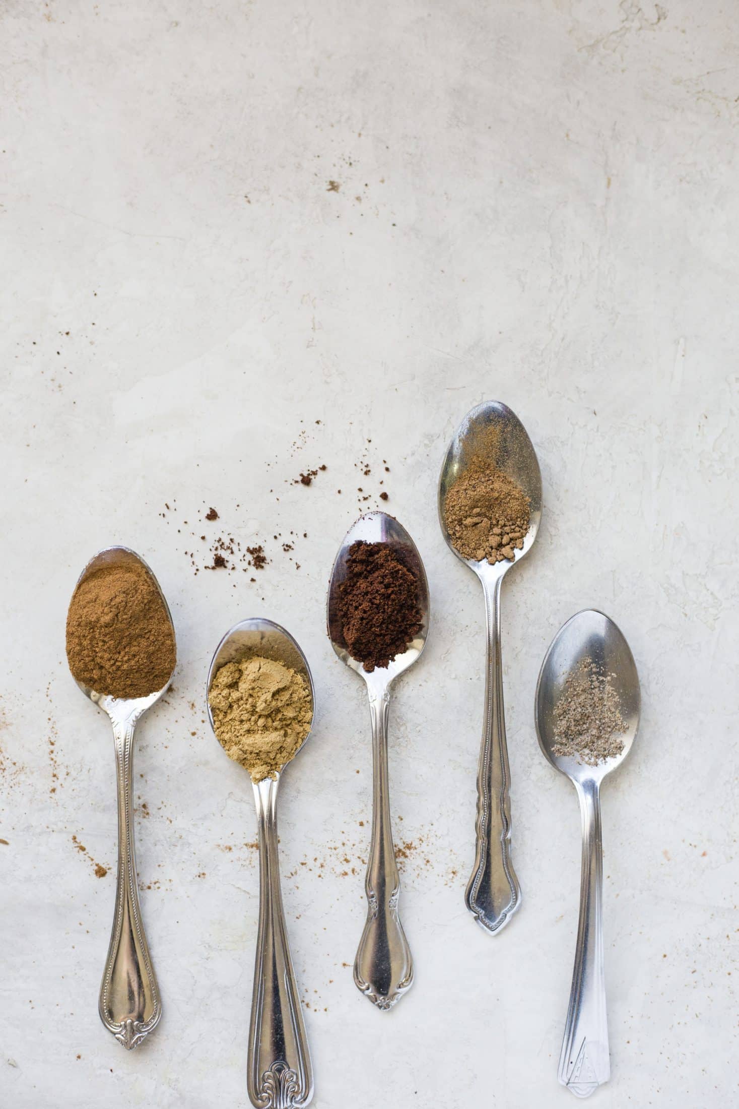 Here is exactly how you make your own homemade pumpkin pie spice! Blend together a few spices and you won't have to buy a jar ever again! It's economical, fun and you can decide how flavorful you want your pumpkin pie spice! I howsweeteats.com #pumpkin #pie #spice