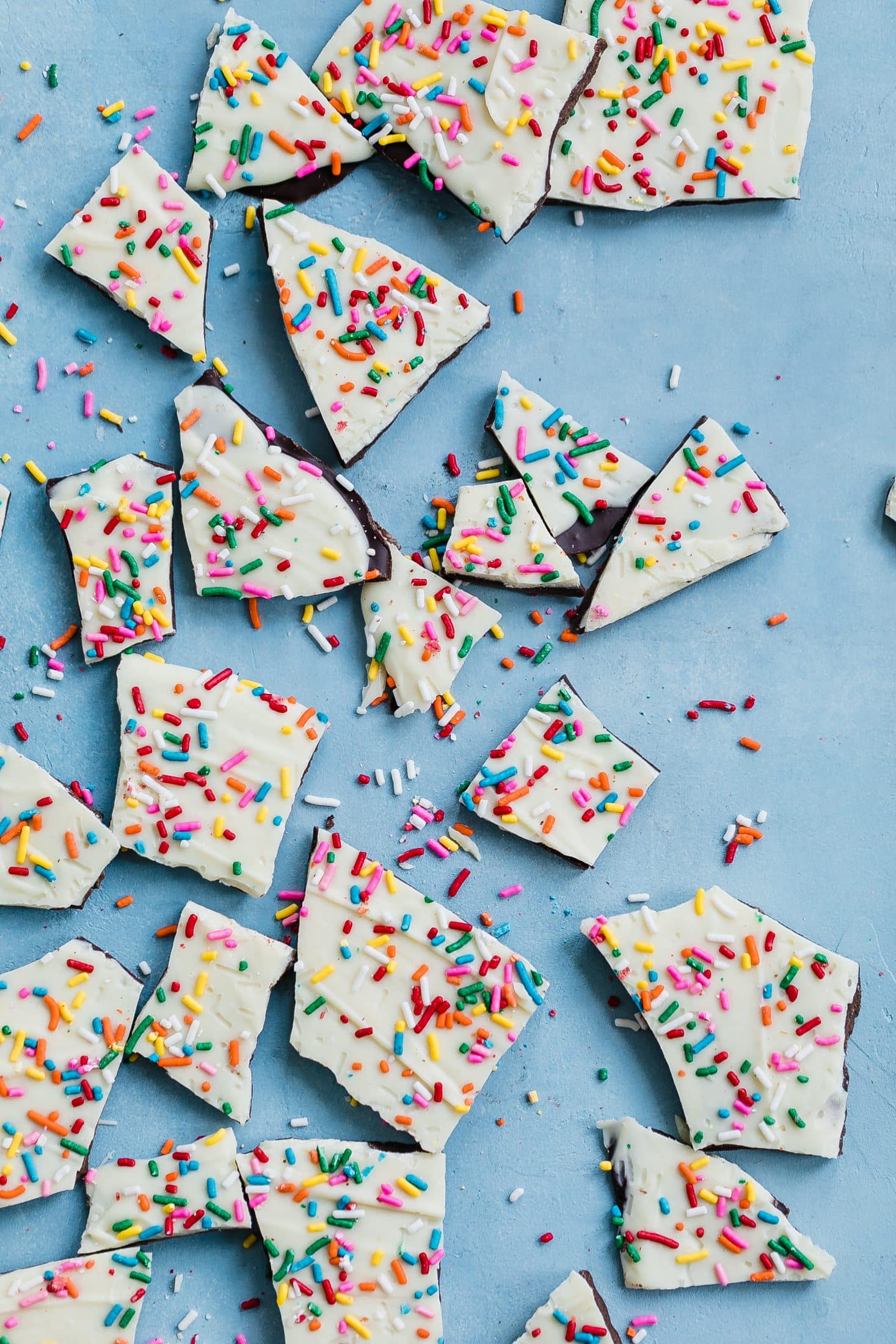 cake batter chocolate bark I howsweeteats.com #cakebatter #chocolate #bark #desserts #christmas
