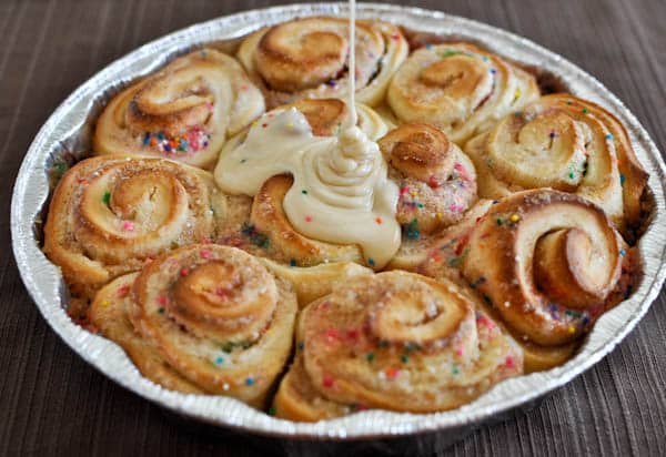 Cake Batter Cinnamon Rolls I howsweeteats.com Cake Batter Cinnamon Rolls I howsweeteats.com