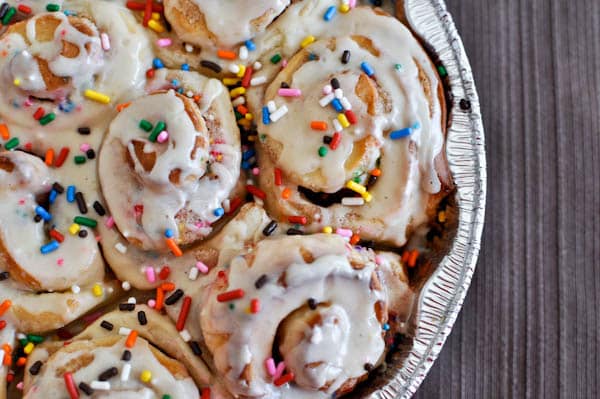 Cake Batter Cinnamon Rolls I howsweeteats.com Cake Batter Cinnamon Rolls I howsweeteats.com