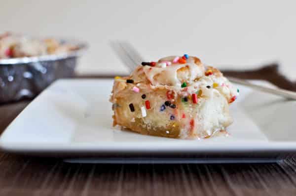 Cake Batter Cinnamon Rolls I howsweeteats.com Cake Batter Cinnamon Rolls I howsweeteats.com