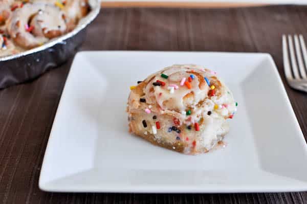 Cake Batter Cinnamon Rolls I howsweeteats.com Cake Batter Cinnamon Rolls I howsweeteats.com