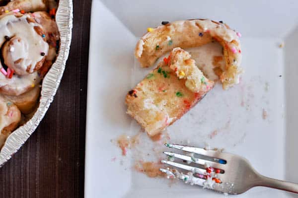 Cake Batter Cinnamon Rolls I howsweeteats.com Cake Batter Cinnamon Rolls I howsweeteats.com