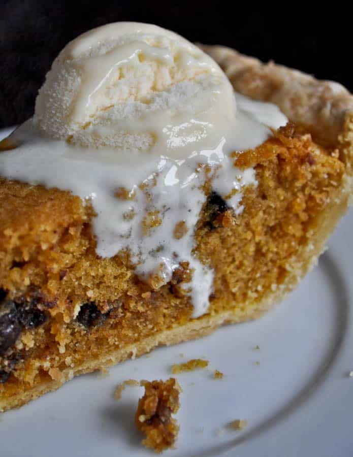 Pumpkin Chocolate Chip Cookie Pie I howsweeteats.com Pumpkin Chocolate Chip Cookie Pie I howsweeteats.com