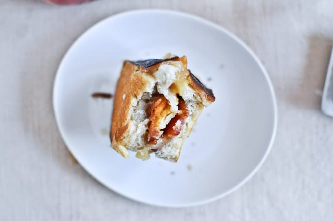 Peach, Bacon + Gouda Grilled Cheese Sliders on Pretzel Bread I howsweeteats.com Peach, Bacon + Gouda Grilled Cheese Sliders on Pretzel Bread I howsweeteats.com