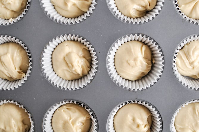 Sugared Toasted Almond Cupcakes with Chocolate Frosting I howsweeteats.com