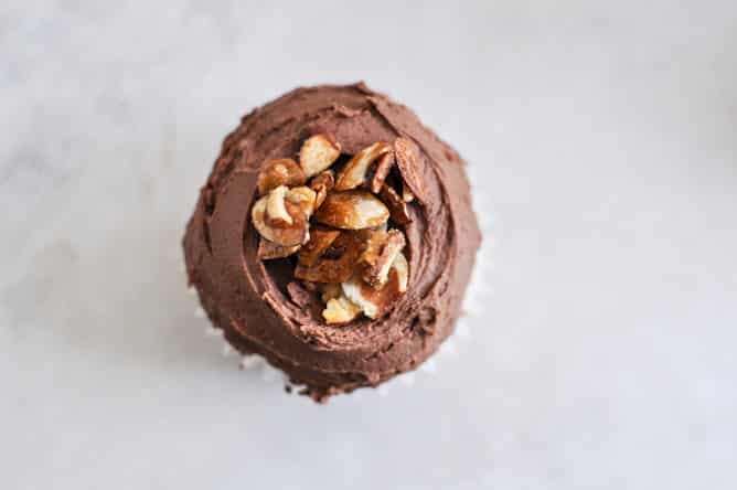 Sugared Toasted Almond Cupcakes with Chocolate Frosting I howsweeteats.com