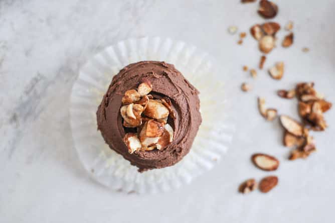 Sugared Toasted Almond Cupcakes with Chocolate Frosting I howsweeteats.com
