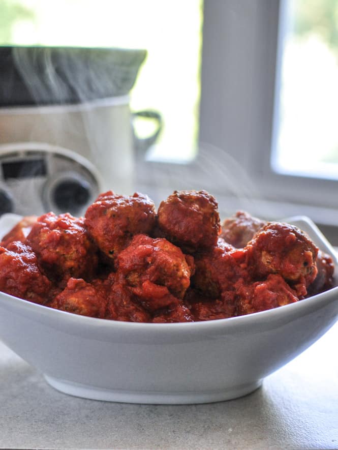 Healthy Crockpot Mini Turkey Meatballs I howsweeteats.com