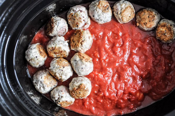 Healthy Crockpot Mini Turkey Meatballs I howsweeteats.com