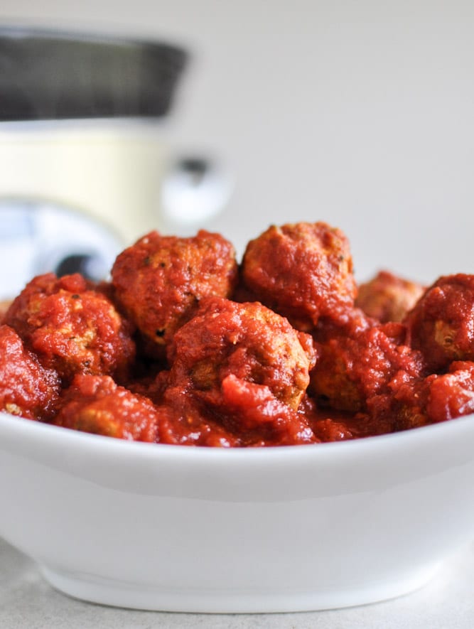 Healthy Crockpot Mini Turkey Meatballs I howsweeteats.com