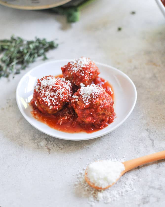Healthy Crockpot Mini Turkey Meatballs I howsweeteats.com