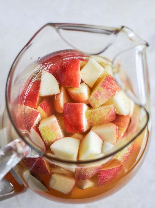 Apple Cider Sangria I howsweeteats.com