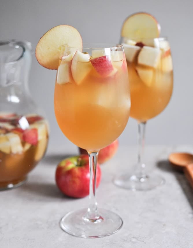 Apple Cider Sangria I howsweeteats.com