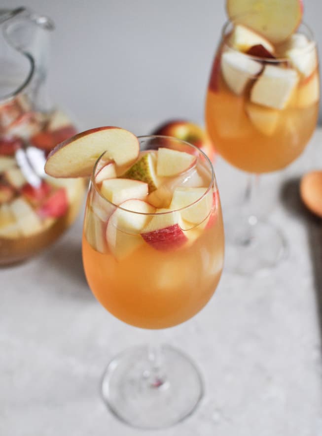 Apple Cider Sangria I howsweeteats.com
