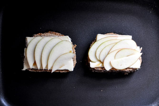 Caramel Apple Grilled Cheese I howsweeteats.com