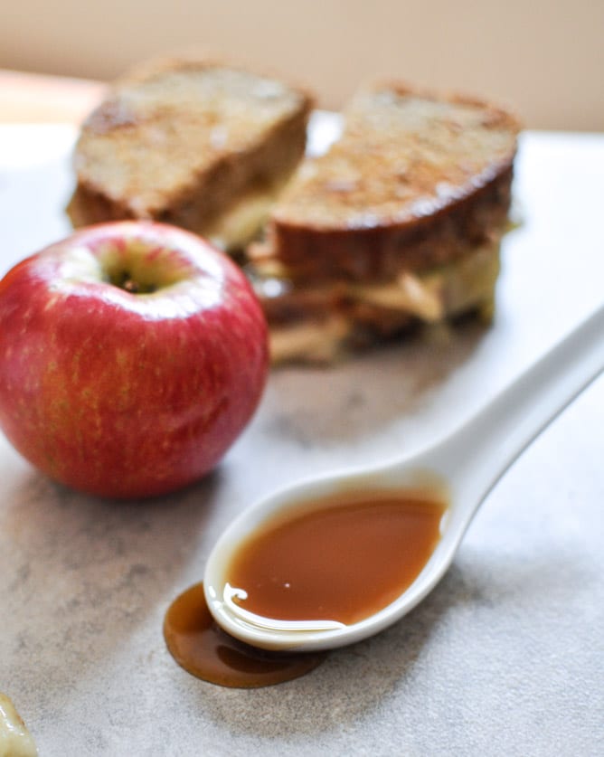 Caramel Apple Grilled Cheese I howsweeteats.com