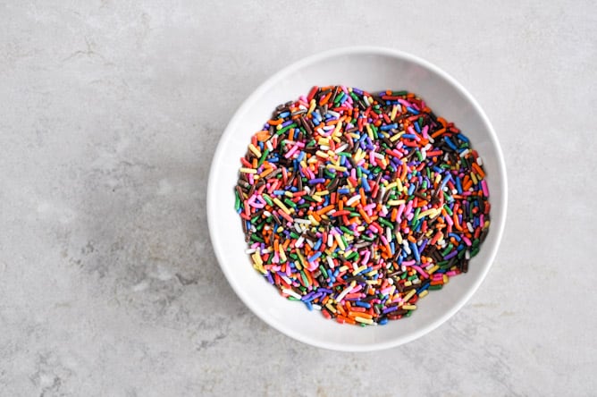 Vanilla Bourbon Caramel Apples I howsweeteats.com