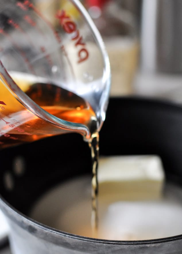 Vanilla Bourbon Caramel Apples I howsweeteats.com