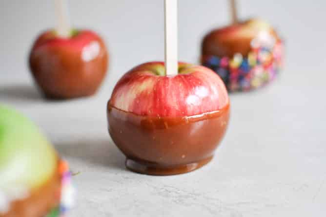 Vanilla Bourbon Caramel Apples I howsweeteats.com