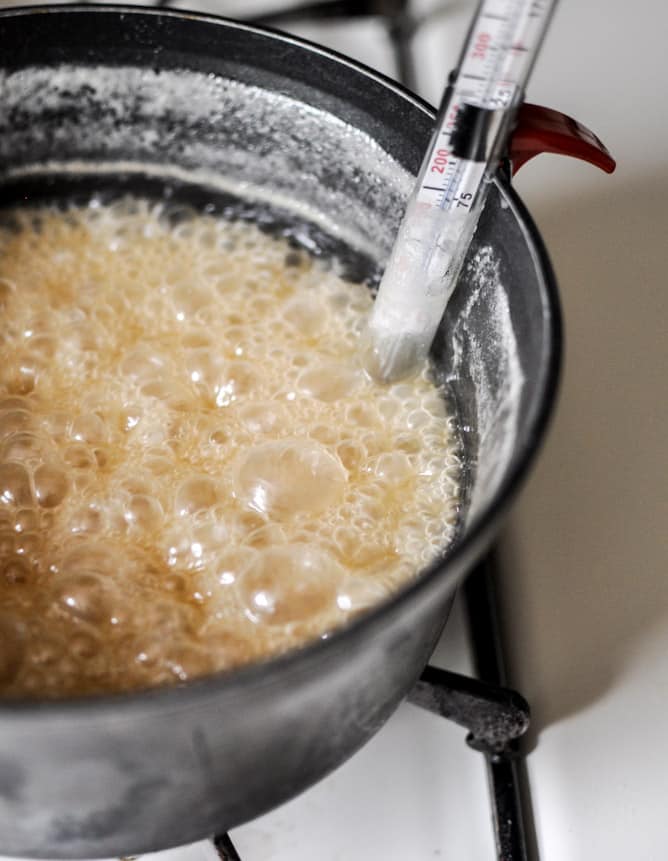 Vanilla Bourbon Caramel Apples I howsweeteats.com