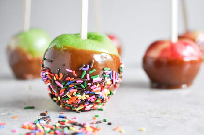 Vanilla Bourbon Caramel Apples I howsweeteats.com