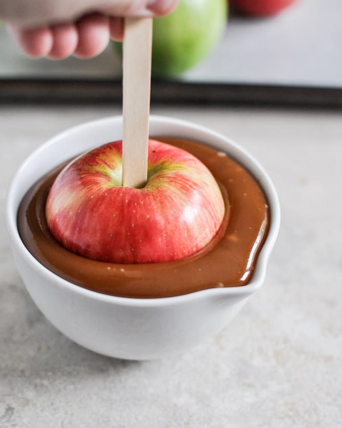 Vanilla Bourbon Caramel Apples I howsweeteats.com