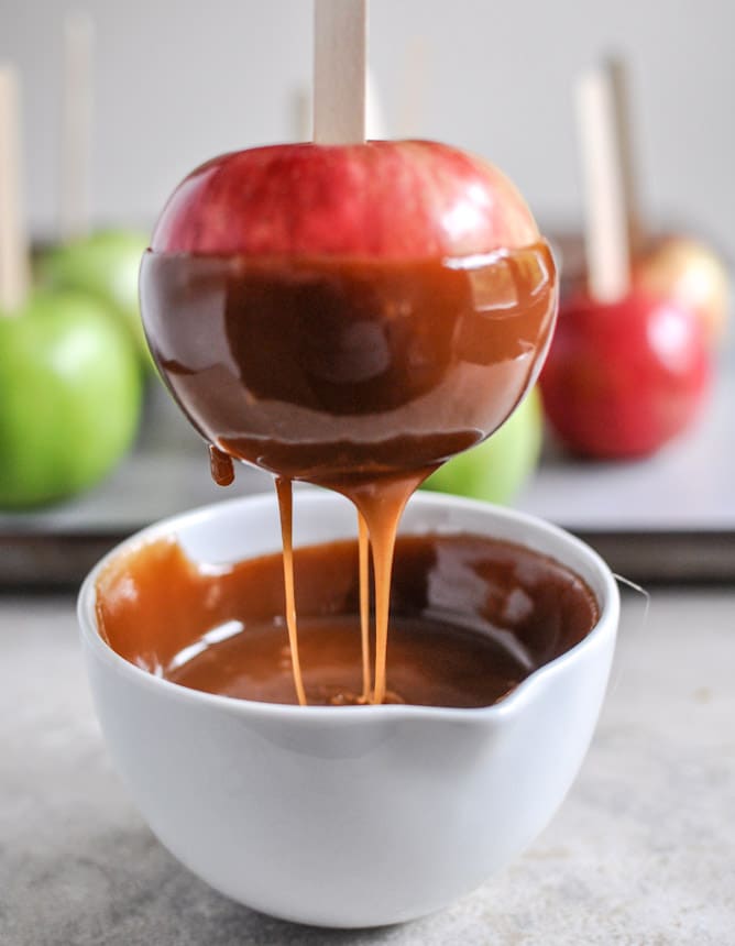 Vanilla Bourbon Caramel Apples I howsweeteats.com