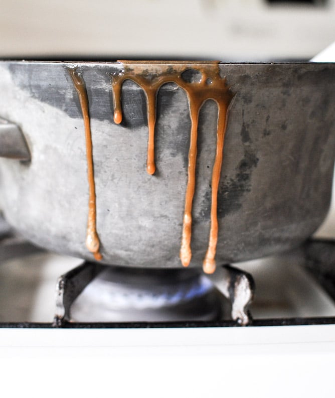 Vanilla Bourbon Caramel Apples I howsweeteats.com