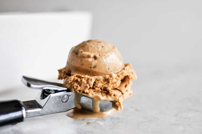 Burnt Caramel Bourbon Ice Cream with Milk Chocolate Toffee I howsweeteats.com