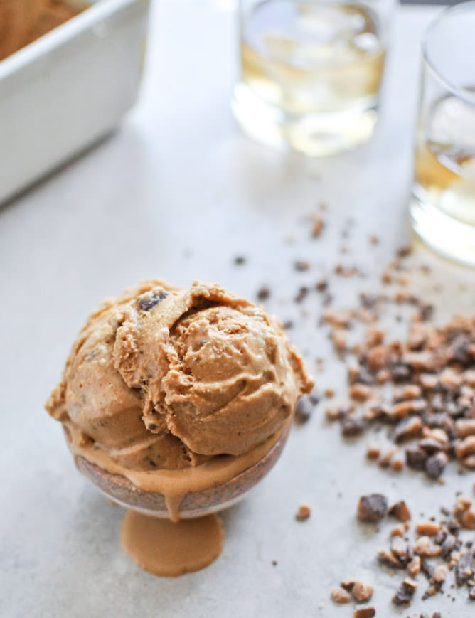 Burnt Caramel Bourbon Ice Cream with Milk Chocolate Toffee I howsweeteats.com