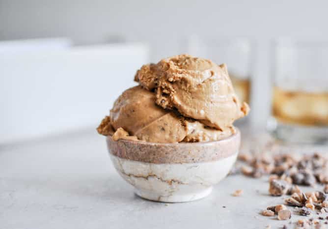 Burnt Caramel Bourbon Ice Cream with Milk Chocolate Toffee I howsweeteats.com