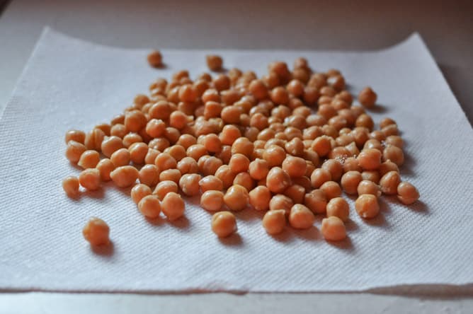 Exactly How To Roast Chickpeas I howsweeteats.com
