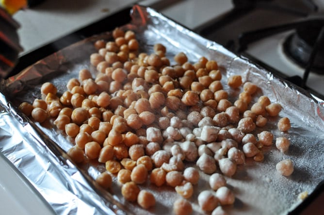 Exactly How To Roast Chickpeas I howsweeteats.com