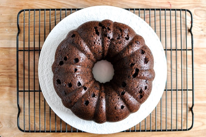 Chocolate Fudge Peanut Butter Cake I howsweeteats.com