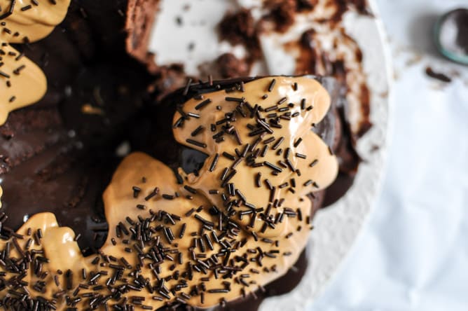 Chocolate Fudge Peanut Butter Cake I howsweeteats.com