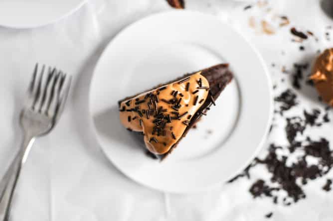 Chocolate Fudge Peanut Butter Cake I howsweeteats.com