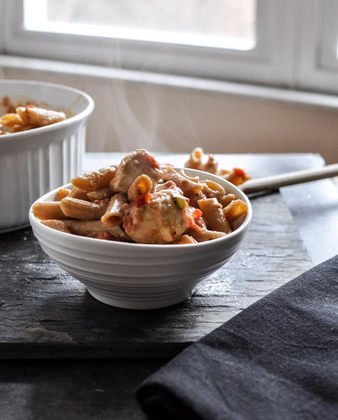 Super Easy Creamy Tomato and Chicken Baked Penne I howsweeteats.com