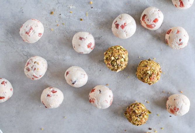 Roasted Red Pepper + Bacon Goat Cheese Truffles I howsweeteats.com