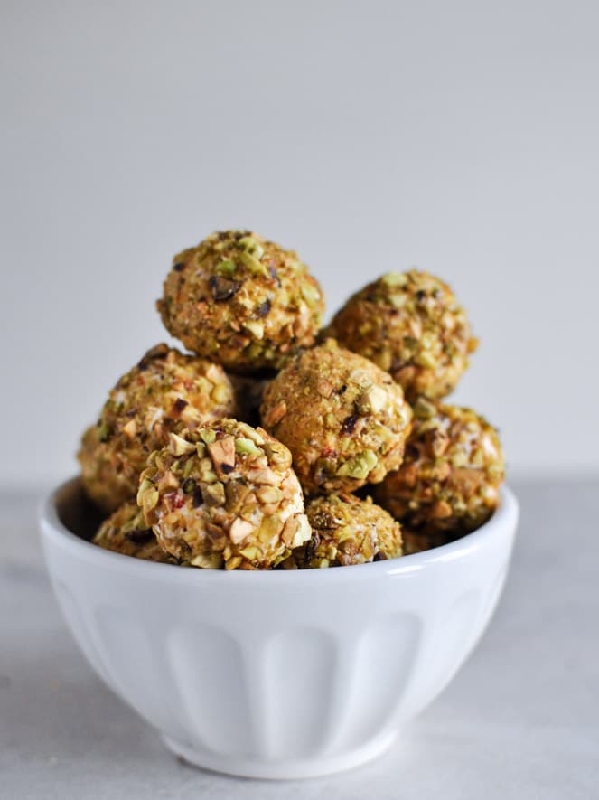 Roasted Red Pepper + Bacon Goat Cheese Truffles I howsweeteats.com