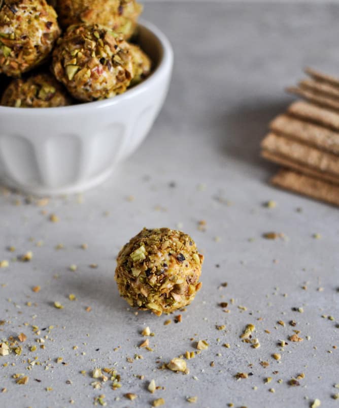 Roasted Red Pepper + Bacon Goat Cheese Truffles I howsweeteats.com