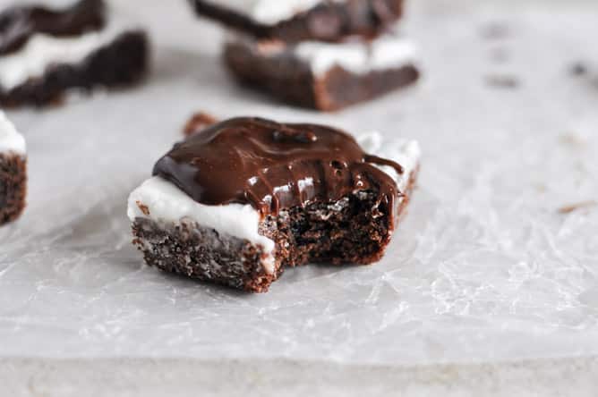 Peppermint Pattie Brownies I howsweeteats.com