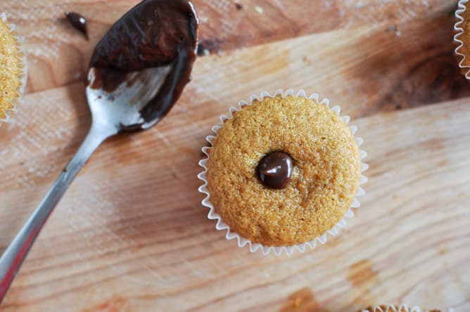 Pumpkin S'mores Cupcakes I howsweeteats.com