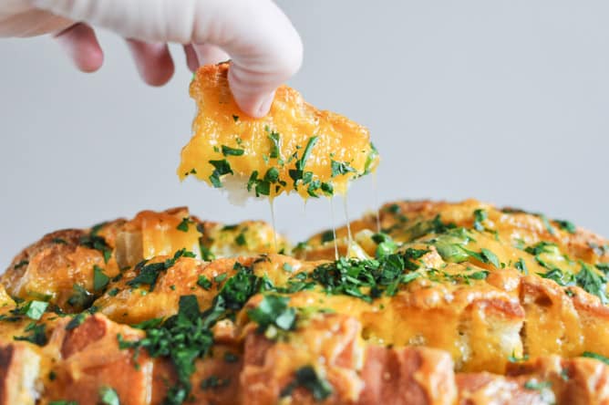 Cheddar Tailgating Bread I howsweeteats.com